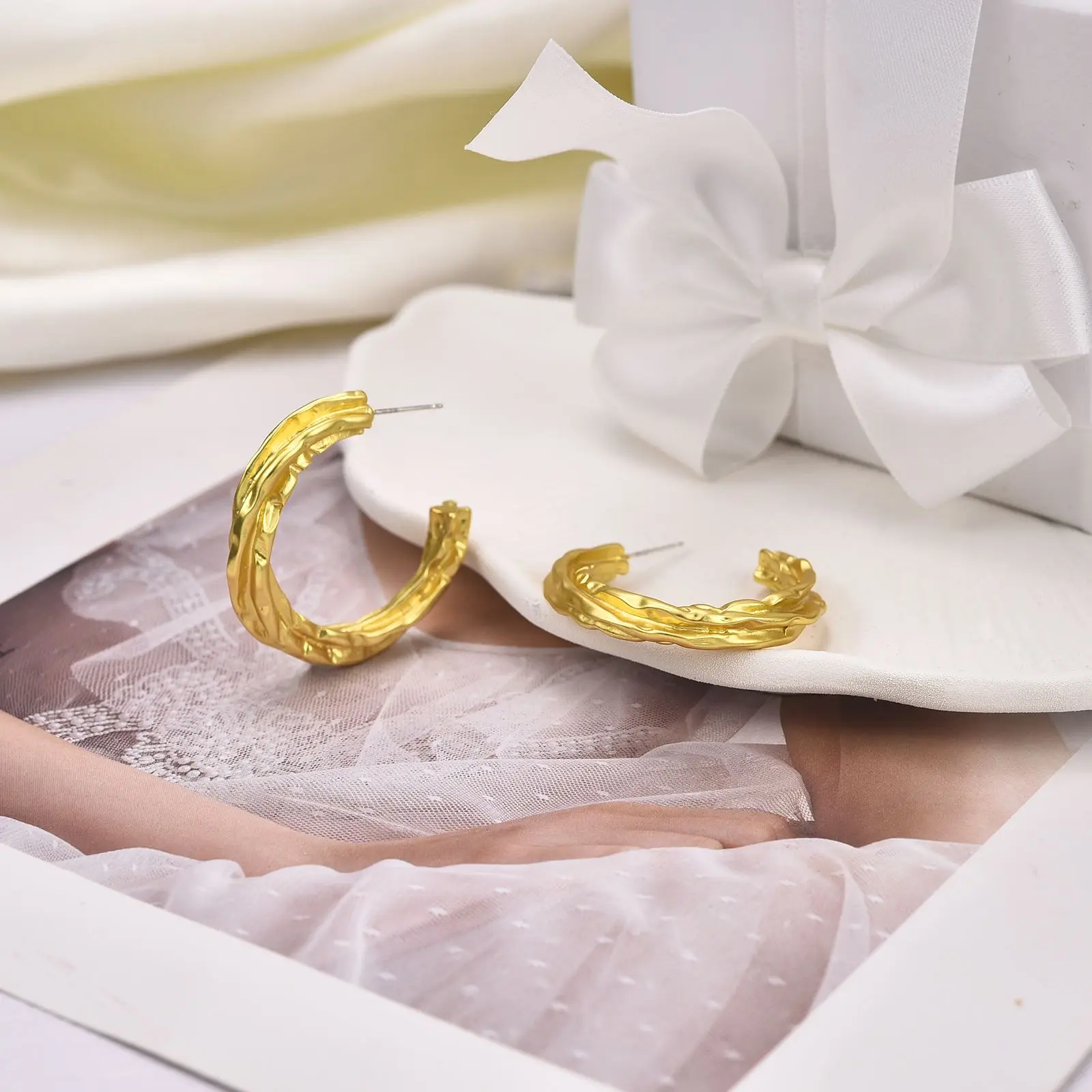 Новая 1 пара сережек из стерлингового серебра 925 пробы, оригинальные французские серьги из гладкого золота неправильной закрутки для женщин, подарок для ювелирных украшений . ' - ' . 1